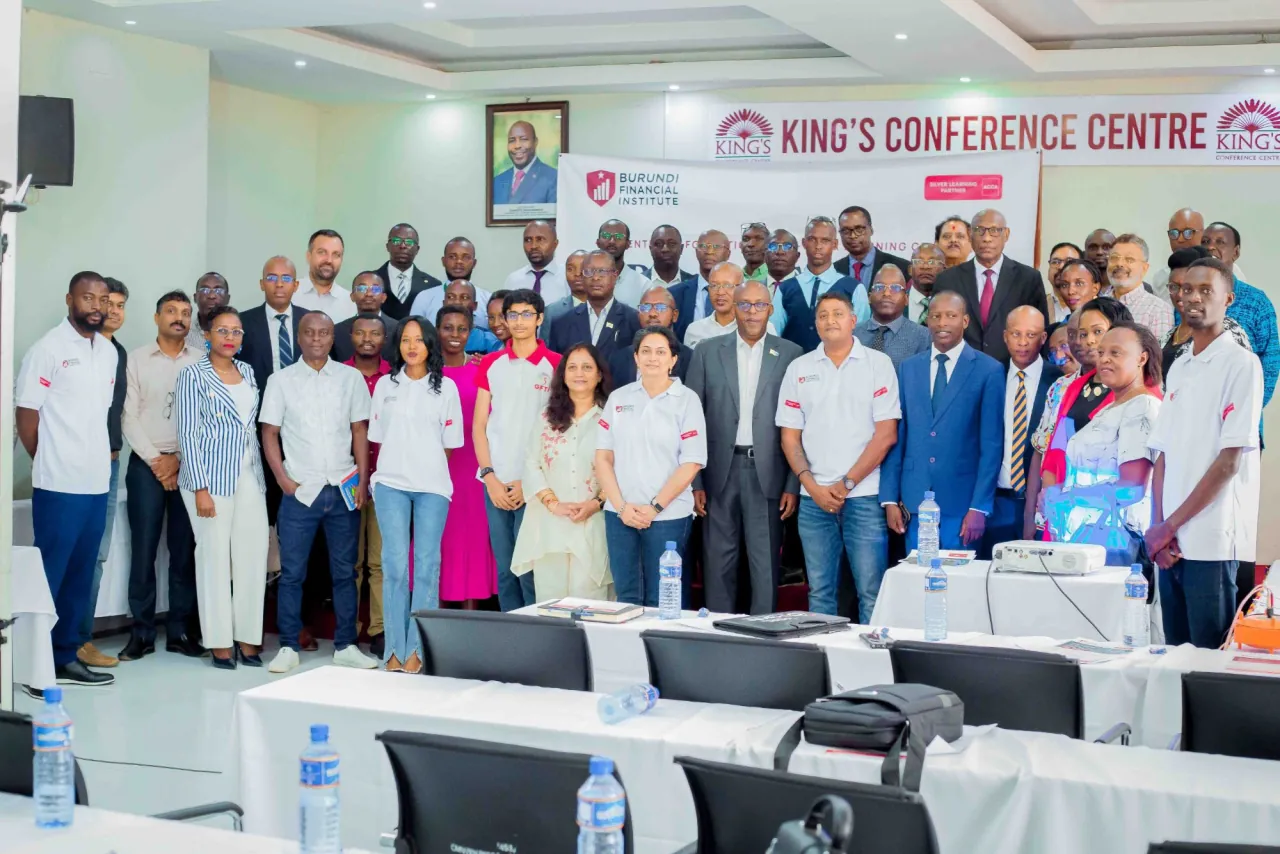 Les invités et l’équipe de Burundi Financial Institute réunis pour une photo de groupe lors de l’événement de lancement