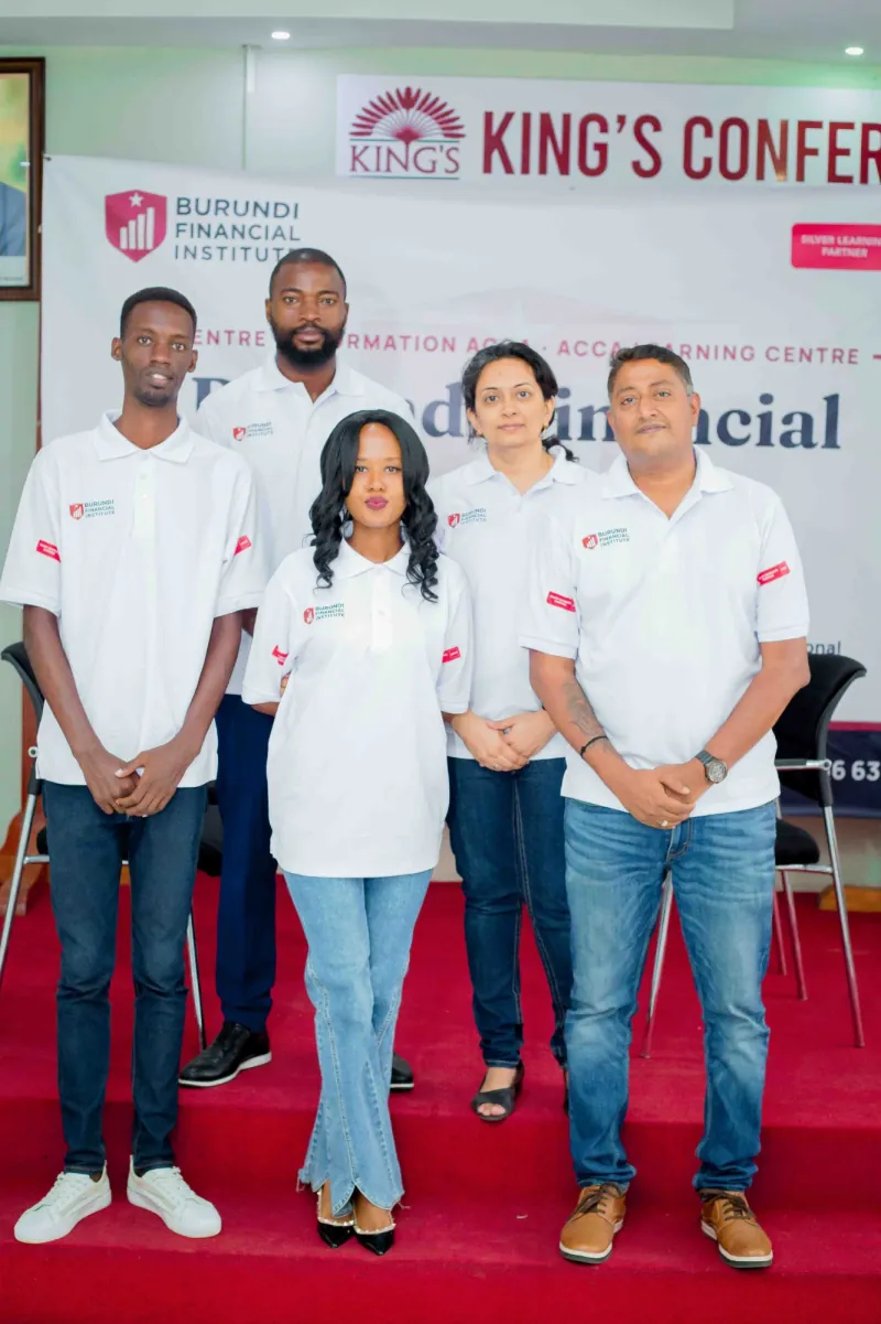 L’équipe de Burundi Financial Institute, en polos blancs à son effigie, réunie lors de l’événement de lancement